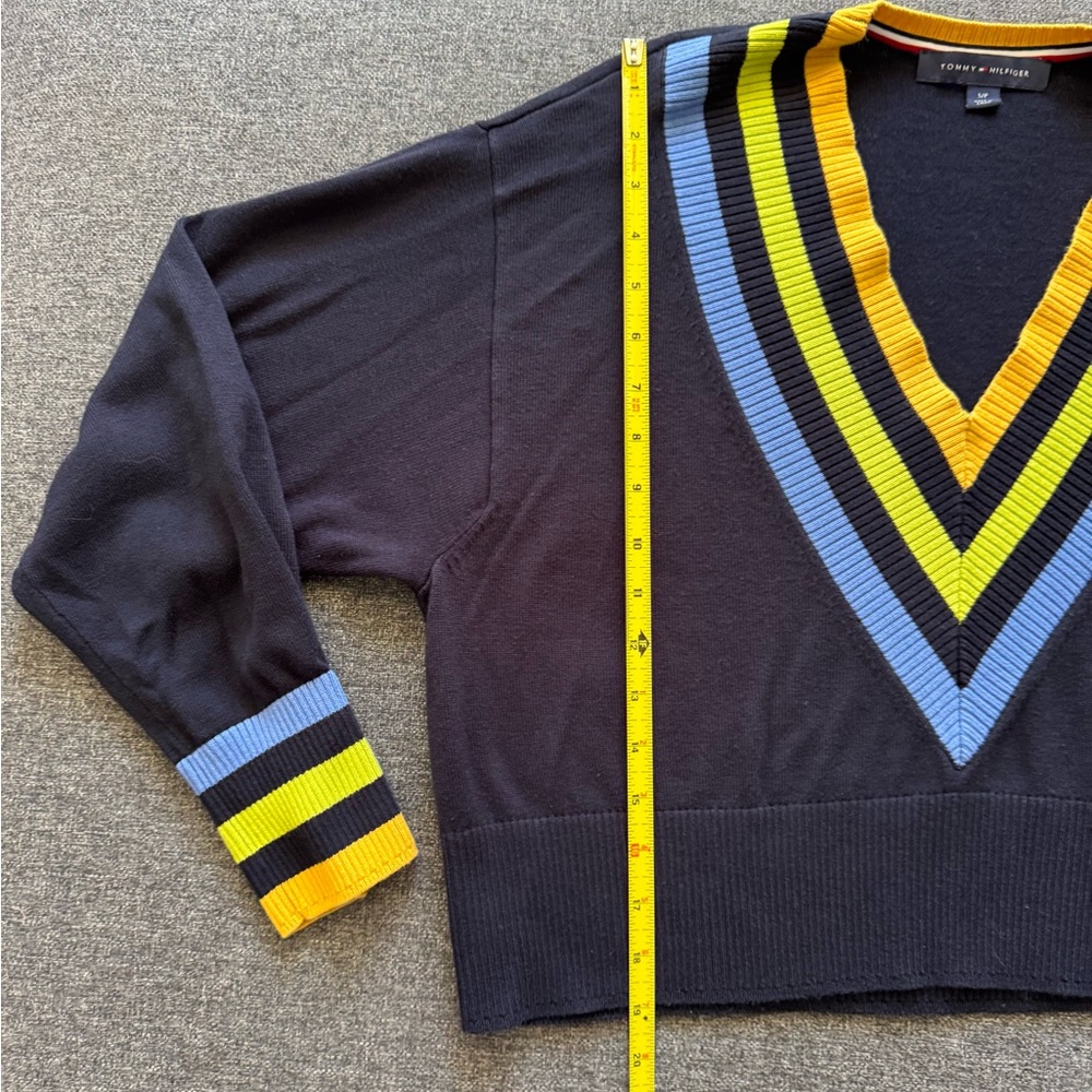 Tommy Hilfiger Women’s Cropped Black Color Block V-Neck Sweater Size Small - Picture 7 of 14